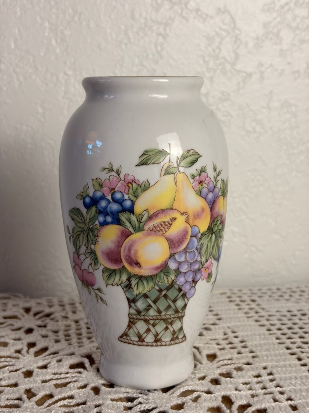 🍇✨ Vintage White Vase with Fruit Basket Design – 6” Tall ✨🍇